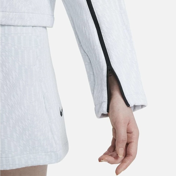 Nike Women’s Hoodie - Picture 6 of 7